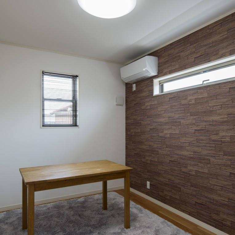 洗面所と同様に寝室の窓は高い位置にしてプライバシーを守りつつも光を取り込める様にしています。