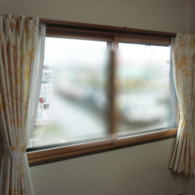 内窓ならあっという間のお手軽施工で窓の断熱性・気密性が高まり見た目も良くなります。
